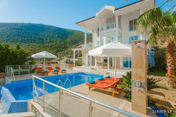 Denize Sıfır Özel İskeleli Özel Havuzlu Villa - Elena 2